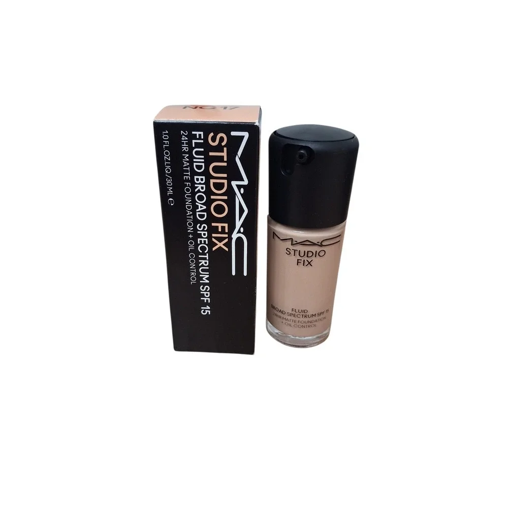 MAC COSMETICS  STUDIO FIX 24 HR MATTE Foundation + Oil Control NC17 Waterproof